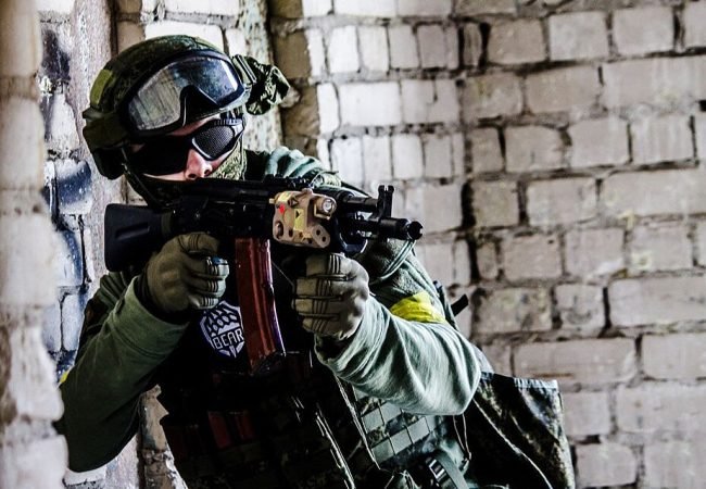 Joueur d'airsoft avec un masque grillagé - Алексей Трефилов [Pseudo Wikipédia] | Creative Commons Attribution-Share Alike 4.0