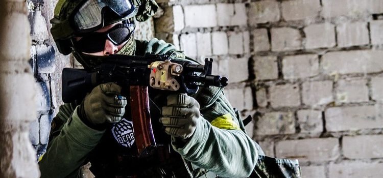 Joueur d'airsoft avec un masque grillagé - Алексей Трефилов [Pseudo Wikipédia] | Creative Commons Attribution-Share Alike 4.0