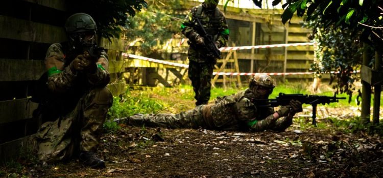 Une équipe d'airsoft en pleine partie - Od5563 [Pseudo Wikipédia] | Creative Commons Attribution 4.0
